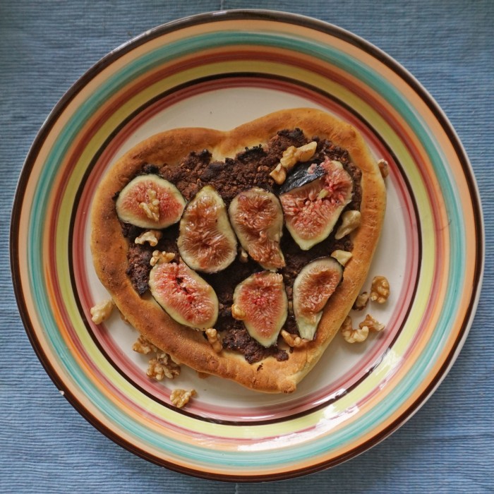 nutella pizza with figs and walnuts